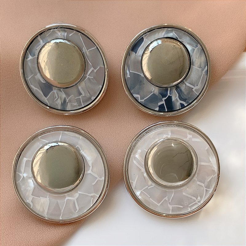 BRINCO CÍRCULO DUPLO MADREPÉROLA PRATEADO BIJU