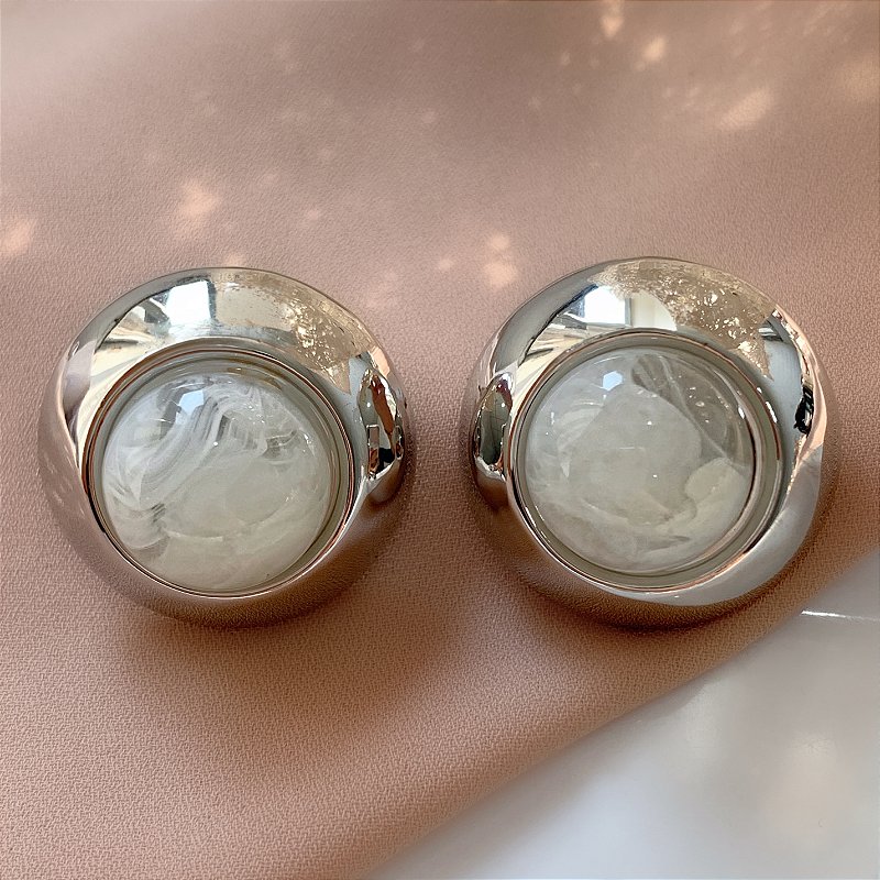 BRINCO ESFERA RESINA MESCLADA BORDA LISA PRATEADO BIJU