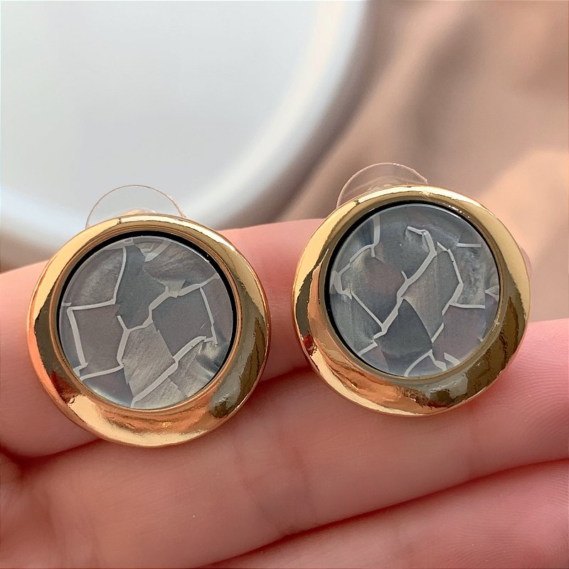 BRINCO PASTILHA MARMORIZADA BORDA METAL DOURADO BIJU