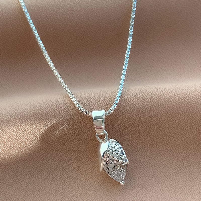 COLAR BROTO DE FLOR ZIRCÔNIAS FOLHEADO A PRATA⭐️
