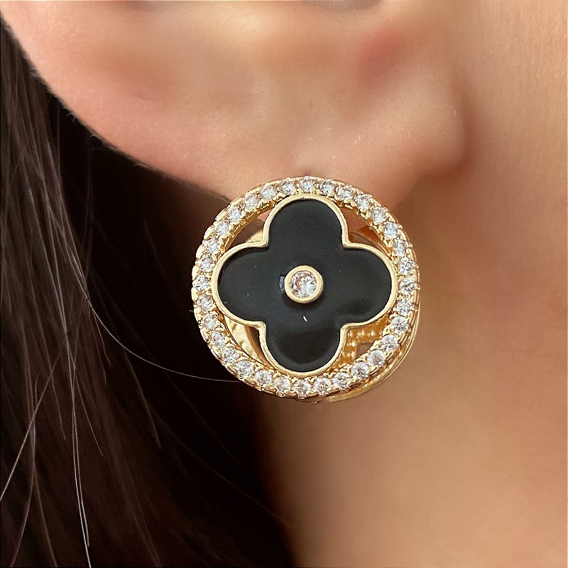 BRINCO REDONDO TREVO RESINADO BORDA ZIRCÔNIAS DOURADO BIJU