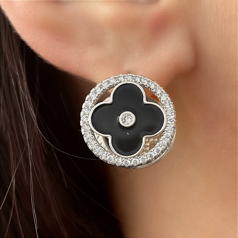 BRINCO REDONDO TREVO RESINADO BORDA ZIRCÔNIAS PRATEADO BIJU