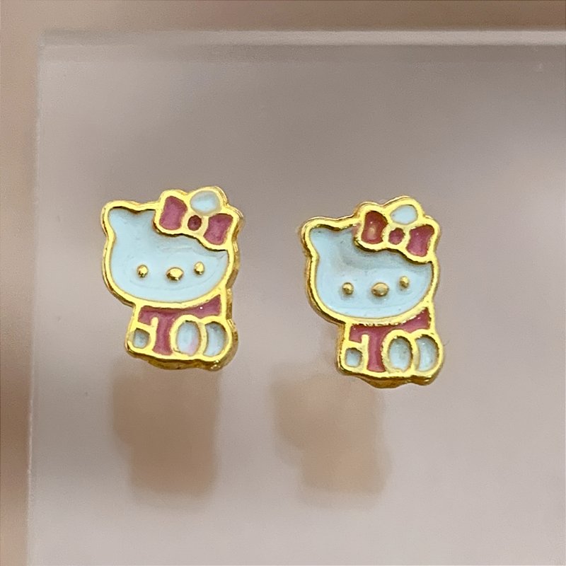 BRINCO GATINHA HELLO ESMALTADA TARRAXA BABY FOLHEADO A OURO 18K⭐