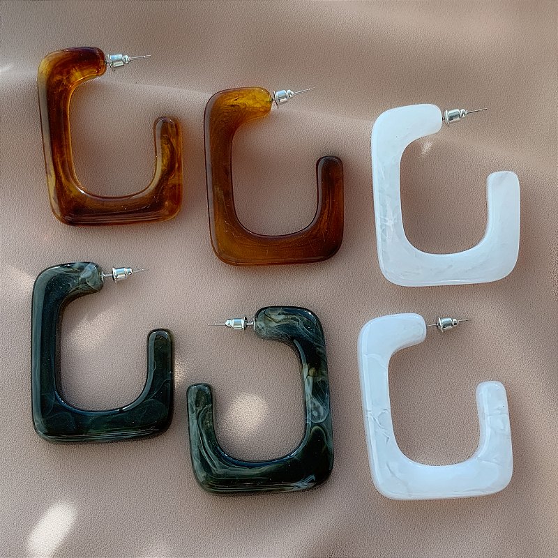 BRINCO ARGOLA RETANGULAR RESINA MESCLADA G2 BIJU