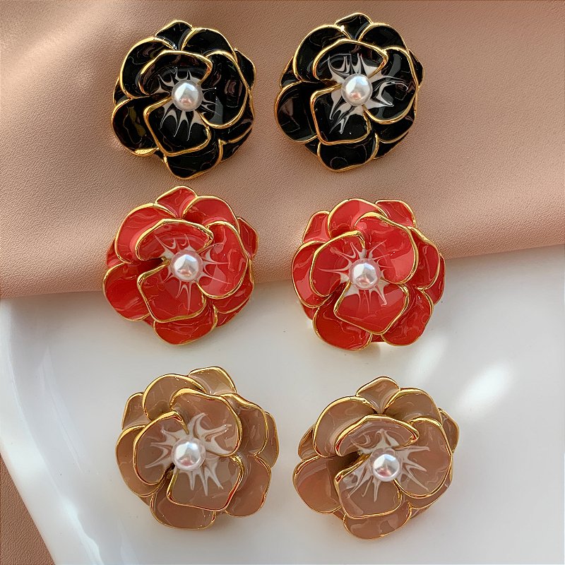 BRINCO FLOR ROSA MESCLADA ESMALTADA G1 DOURADO AÇO 316L PREMIUM⭐️