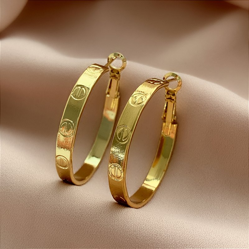 BRINCO ARGOLA INSPIRAÇÃO M DOURADO AÇO INOXIDÁVEL 316L⭐️