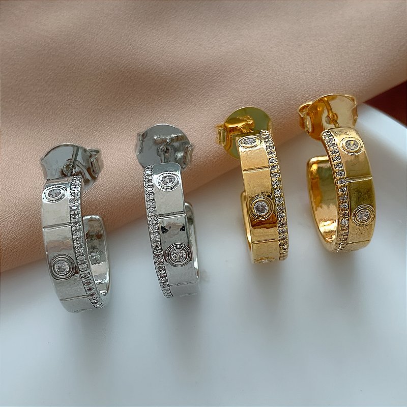 BRINCO ARGOLA DESENHADA BORDA ZIRCÔNIAS BIJU