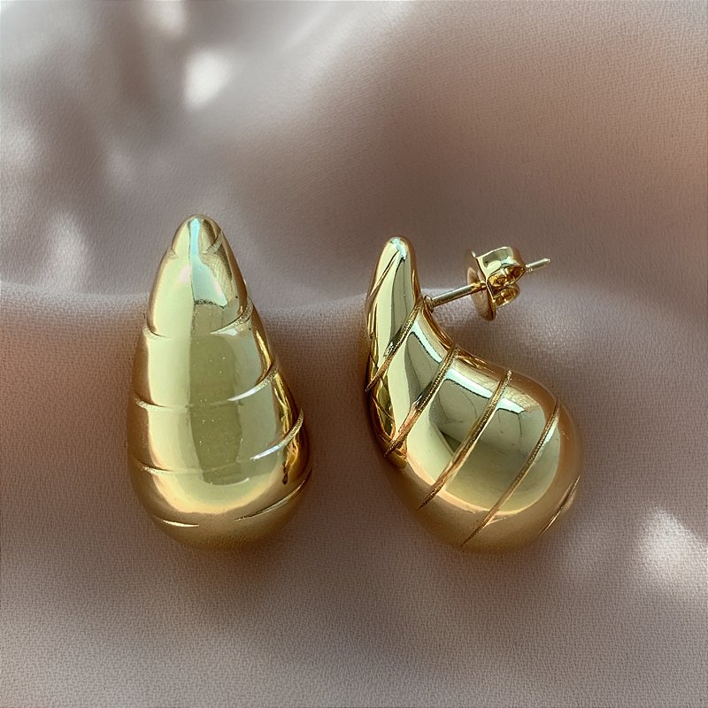 BRINCO VÍRGULA LINHAS HORIZONTAIS DOURADO AÇO 316L⭐️