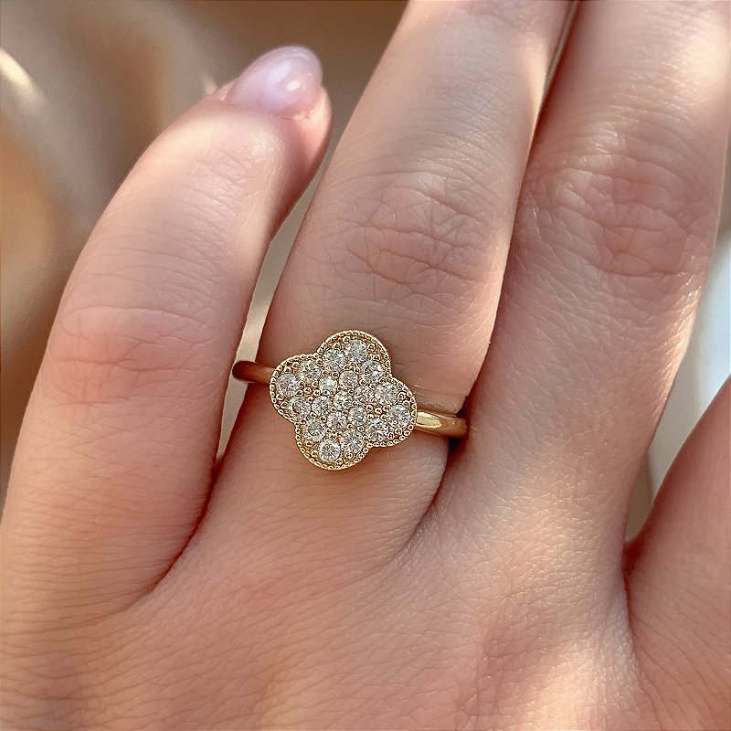 ANEL TREVO CRAVEJADO EM ZIRCÔNIAS DOURADO BIJU