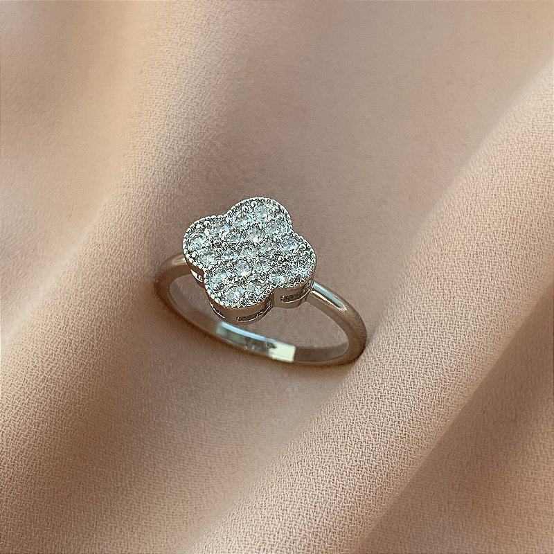 ANEL TREVO CRAVEJADO EM ZIRCÔNIAS PRATEADO BIJU