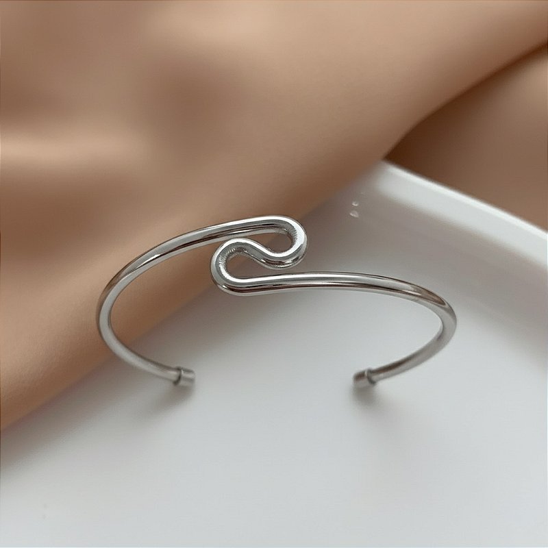 PULSEIRA INFANTIL ARO FIO DETALHE ORGÂNICO FOLHEADO A PRATA⭐️