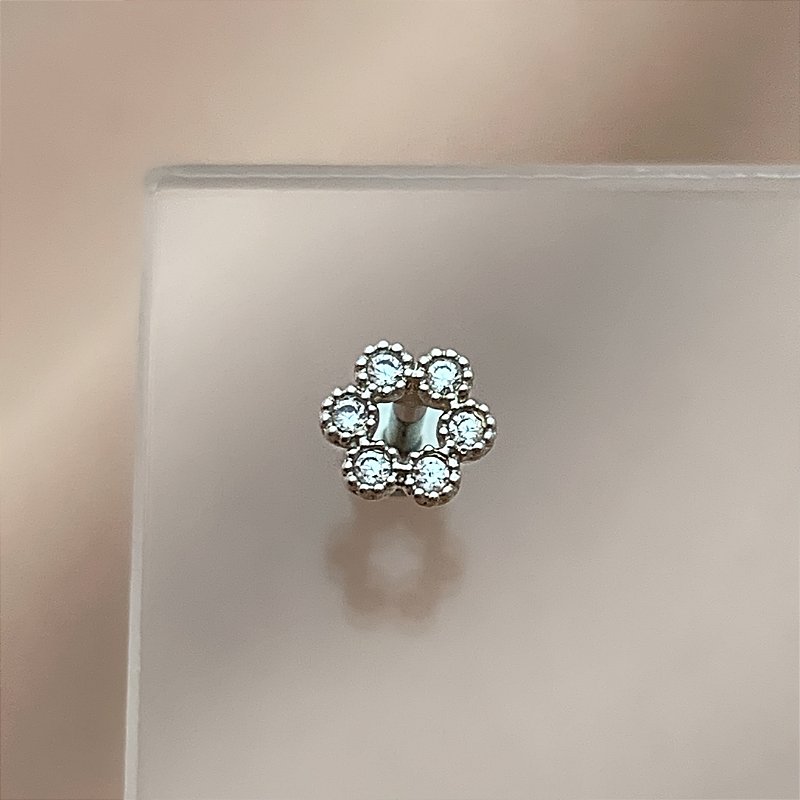 PIERCING CARTILAGEM/TRÁGUS HASTE AÇO 316L FLOR BOLINHAS ZIRCÔNIAS 6MM FOLHEADO A RÓDIO SEMIJOIA PARA ATUALIZAÇÃO⭐️