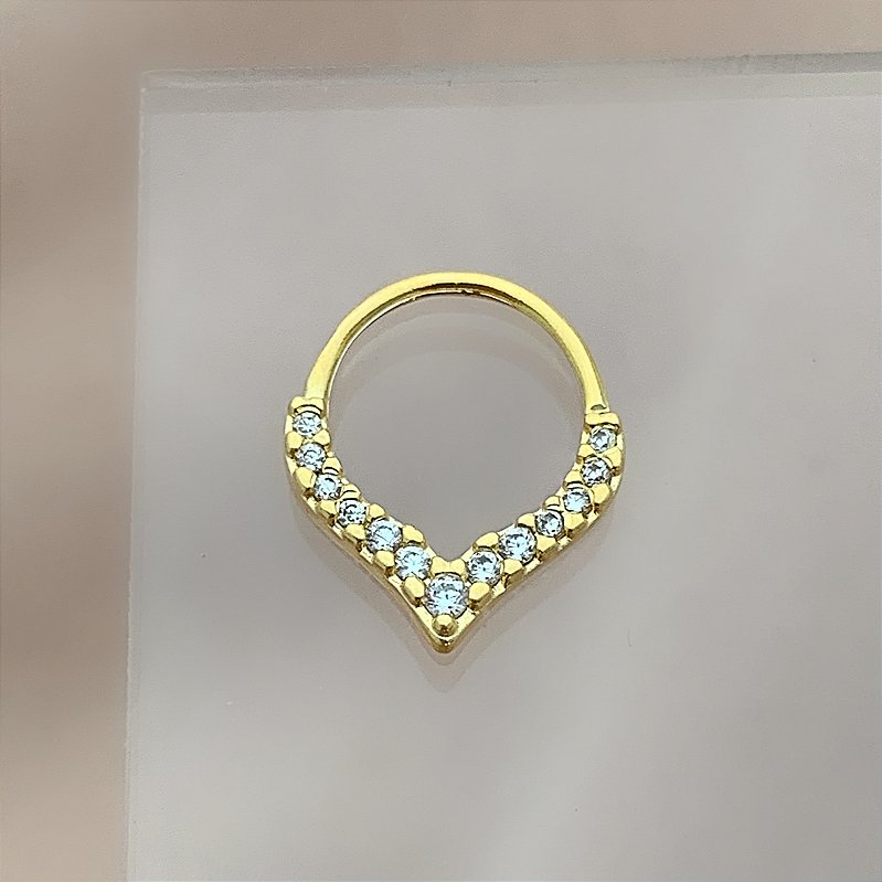 PIERCING NARIZ / SEPTO ARGOLINHA ZIRCÔNIAS EM &quot;V&quot; 8MM FOLHEADO A OURO 18K SEMIJOIA PARA ATUALIZAÇÃO⭐️
