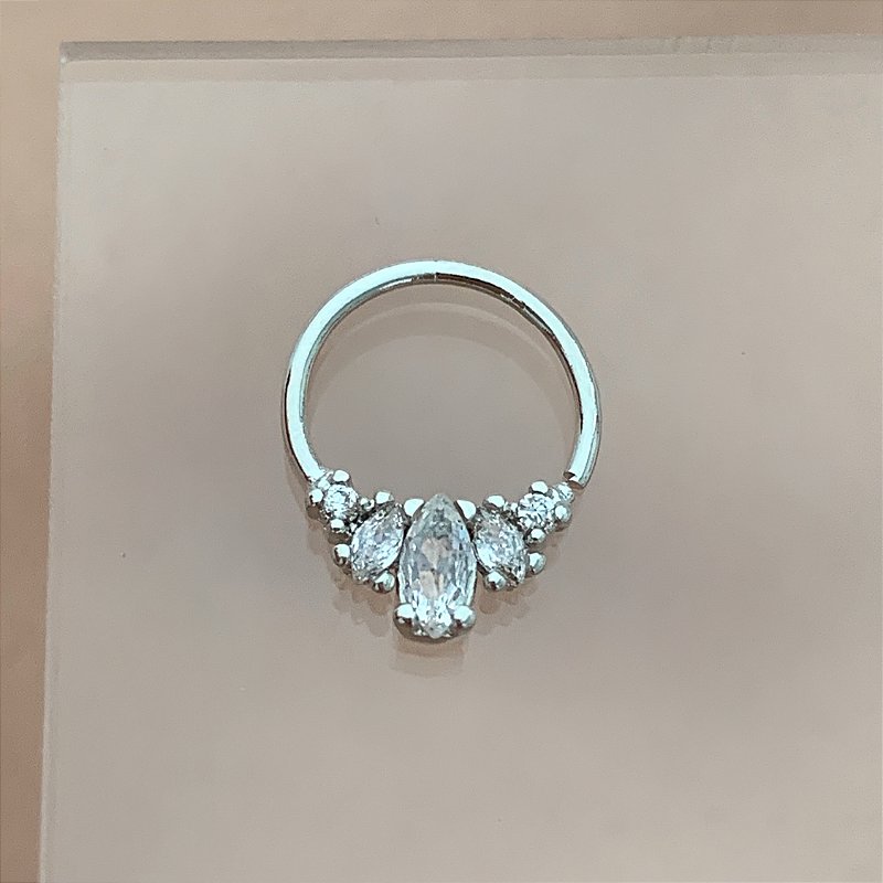 PIERCING NARIZ / SEPTO ARGOLINHA DETALHES ZIRCÔNIAS 8MM FOLHEADO A RÓDIO SEMIJOIA PARA ATUALIZAÇÃO⭐️