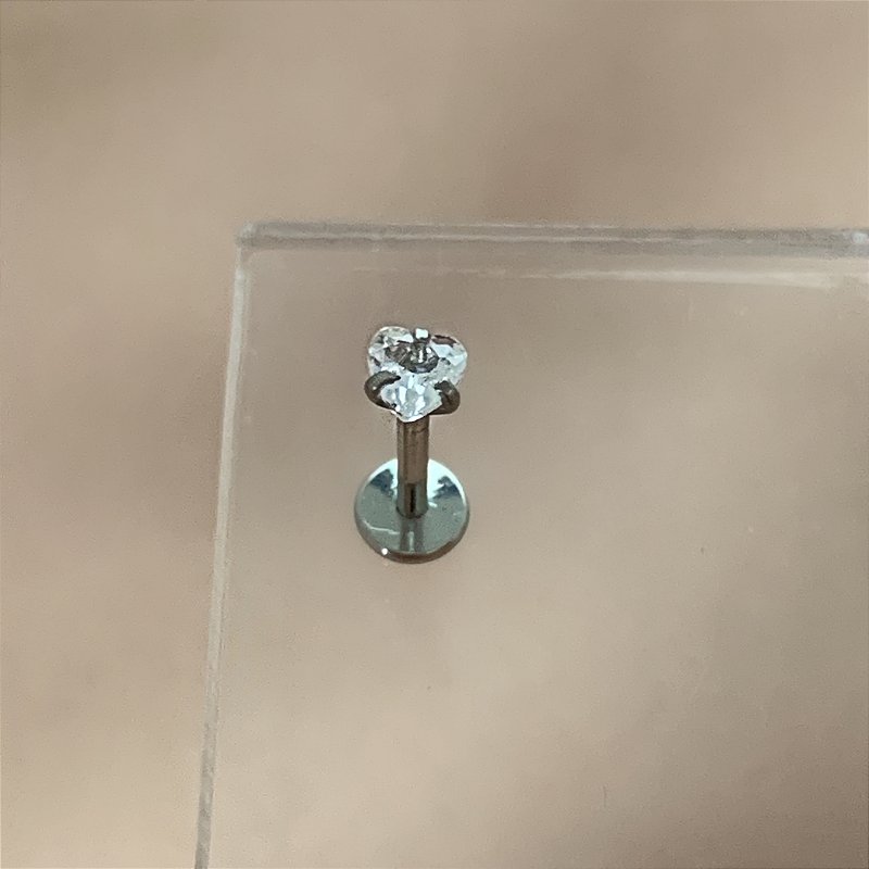 PIERCING CARTILAGEM PONTO DE LUZ CORAÇÃO ZIRCÔNIA 8MM HASTE AÇO 316L FOLHEADO A RÓDIO SEMIJOIA PARA ATUALIZAÇÃO⭐️