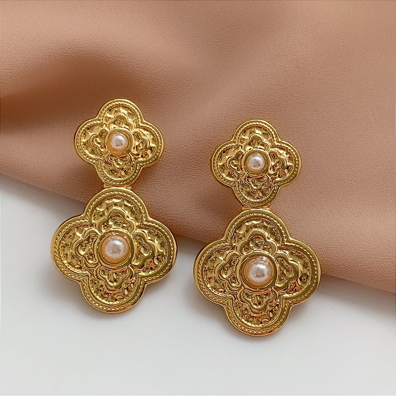 BRINCO FLORES DESENHADAS BOTÕES PÉROLAS DOURADO AÇO 316L⭐️