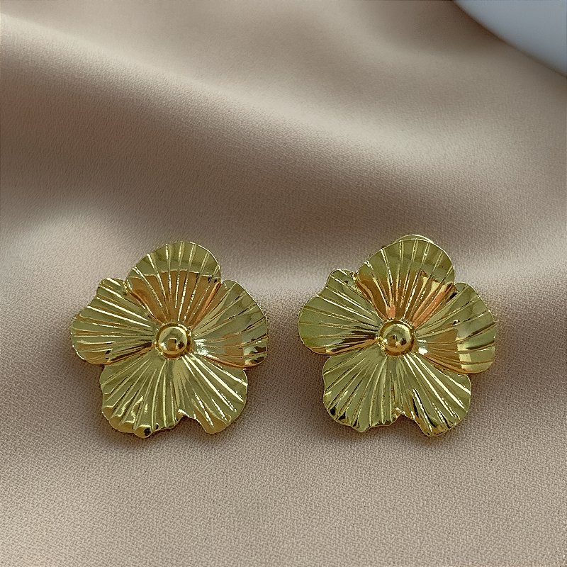 BRINCO FLOR DELICADA RISCADA DOURADO AÇO 316L⭐️