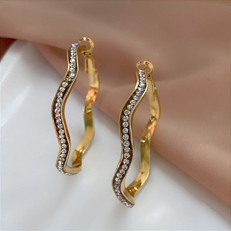 BRINCO ARGOLA ONDULADA STRASS DOURADO AÇO 316L⭐️