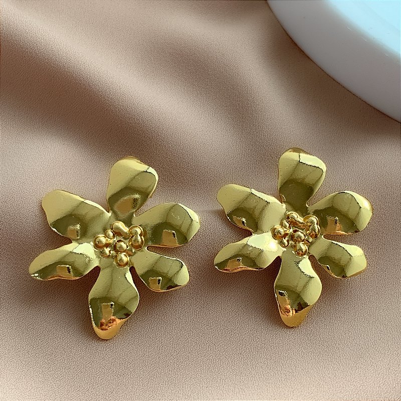 BRINCO FLOR LISA PÉTALAS ASSIMÉTRICAS DOURADO AÇO 316L⭐️