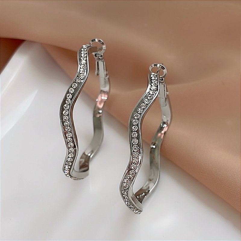 BRINCO ARGOLA ONDULADA STRASS AÇO 316L⭐️