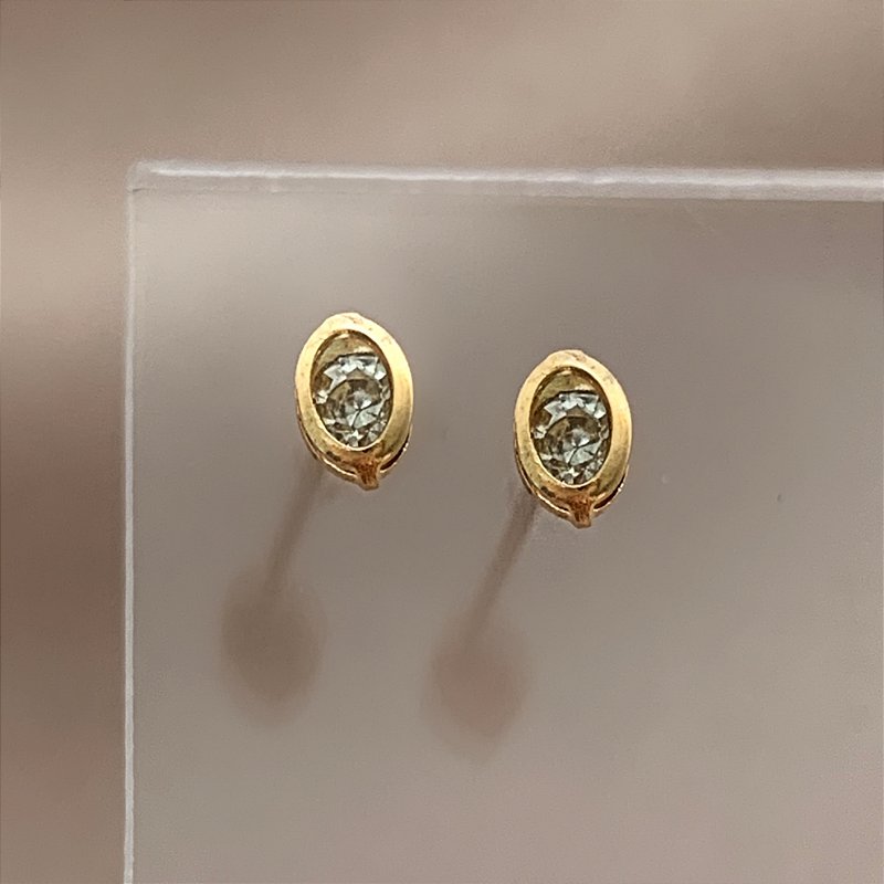 BRINCO FORMATO FOLHA ZIRCÔNIA TARRAXA BABY FOLHEADO A OURO 18K⭐