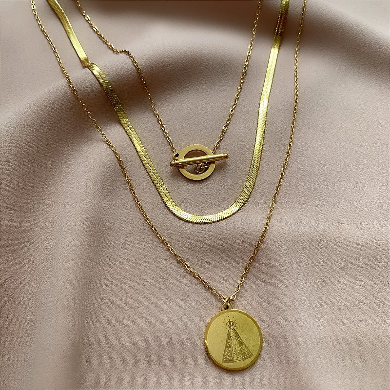 COLAR TRIPLO FITA FINA NOSSA SENHORA DOURADO AÇO 316L⭐️
