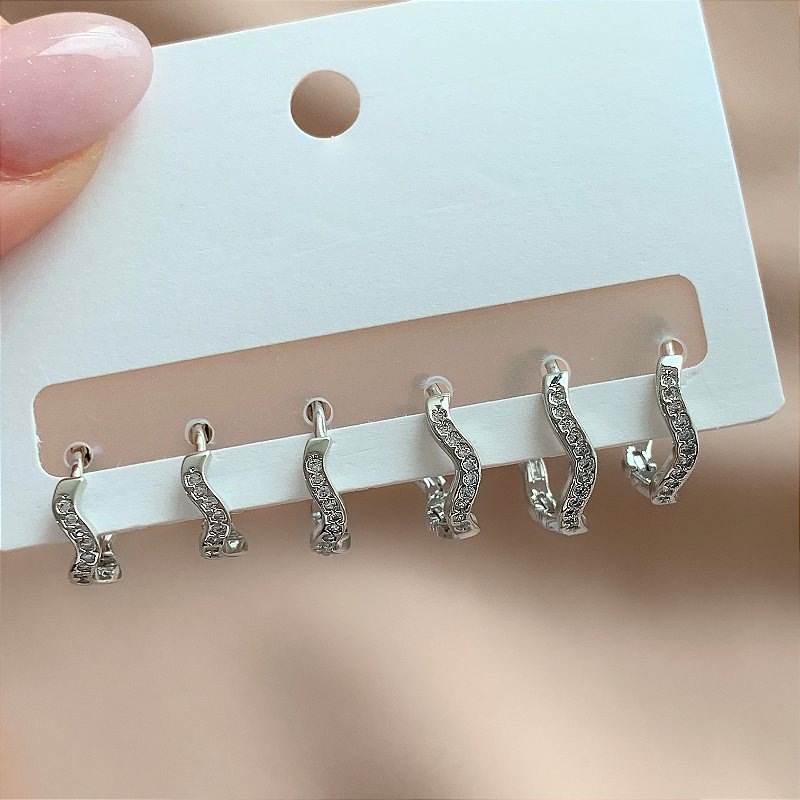 BRINCO KIT ARGOLINHAS ONDULADAS ZIRCÔNIAS BIJU