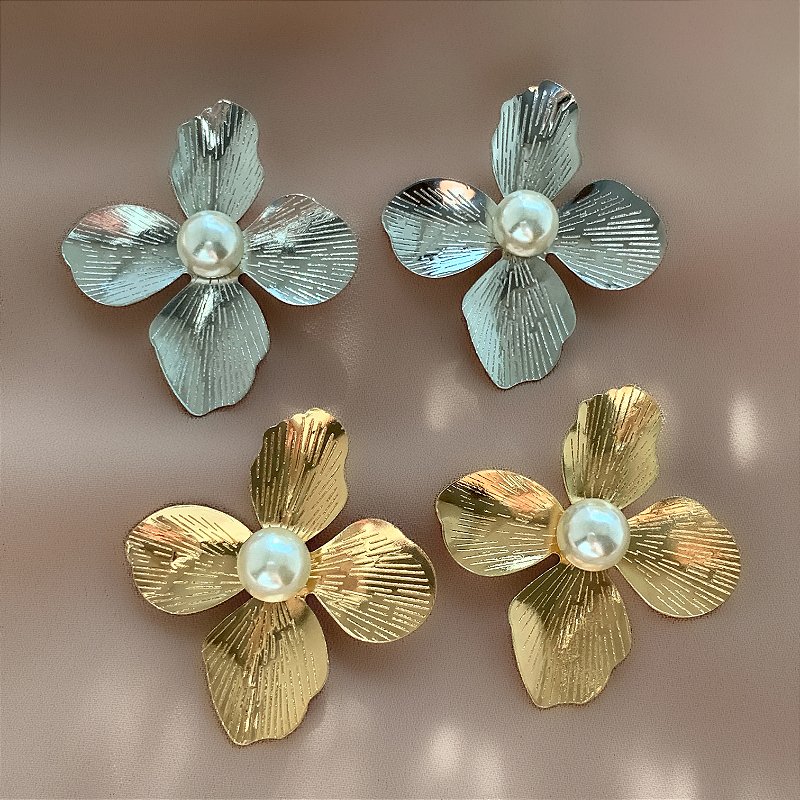BRINCO FLOR PÉTALAS RISCADAS BOTÃO PÉROLA BIJU