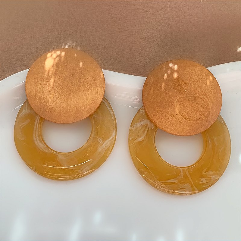 BRINCO CÍRCULO VAZADO RESINA MESCLADA DETALHE MADEIRA