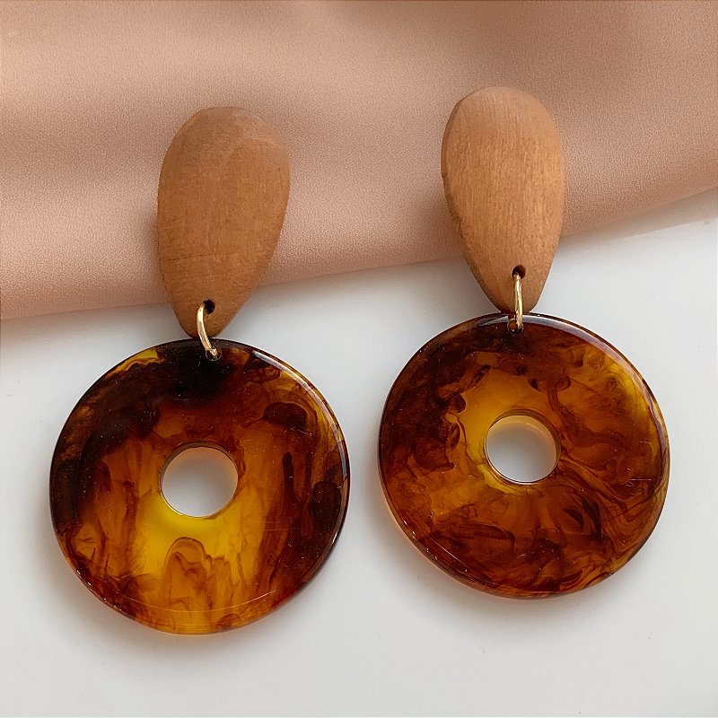 BRINCO REDONDO RESINA MESCLADA DETALHE MADEIRA GOTA