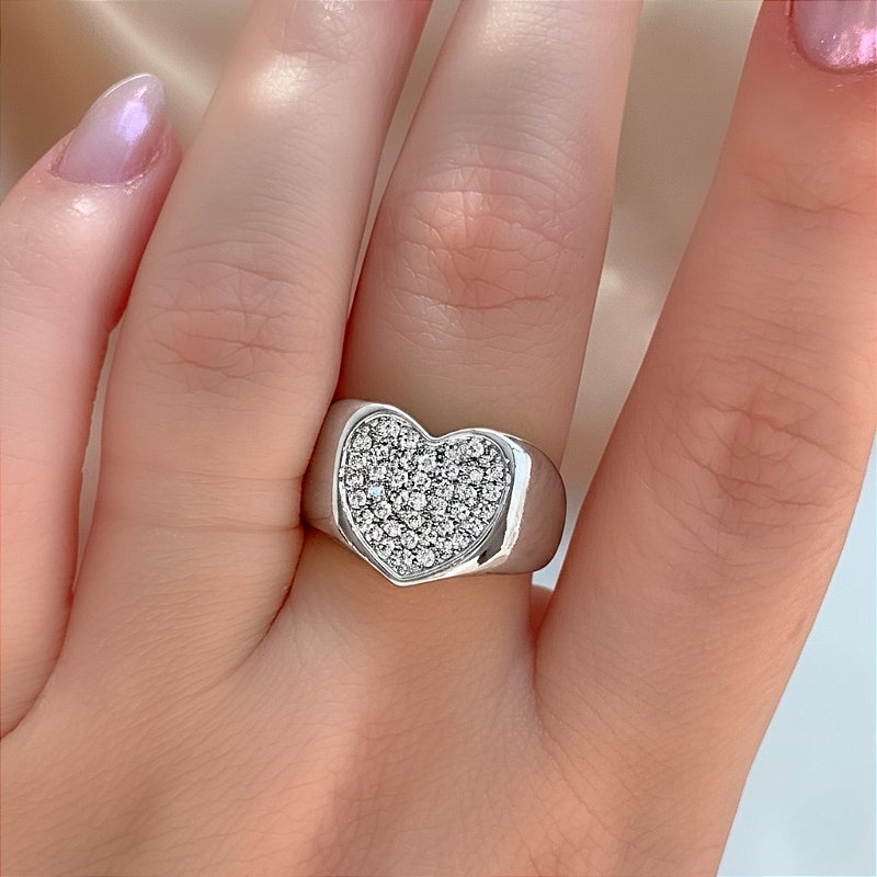 ANEL GROSSO CORAÇÃO CRAVEJADO EM ZIRCÔNIAS PRATEADO BIJU