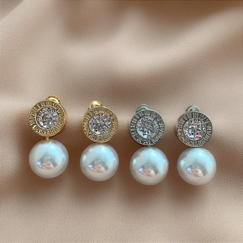 BRINCO ZIRCÔNIA BORDA NÚMEROS ROMANOS E PÉROLA BIJU