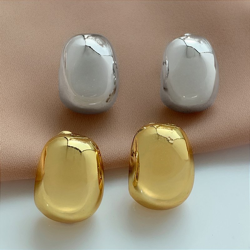 BRINCO OVAL LISO BIJU