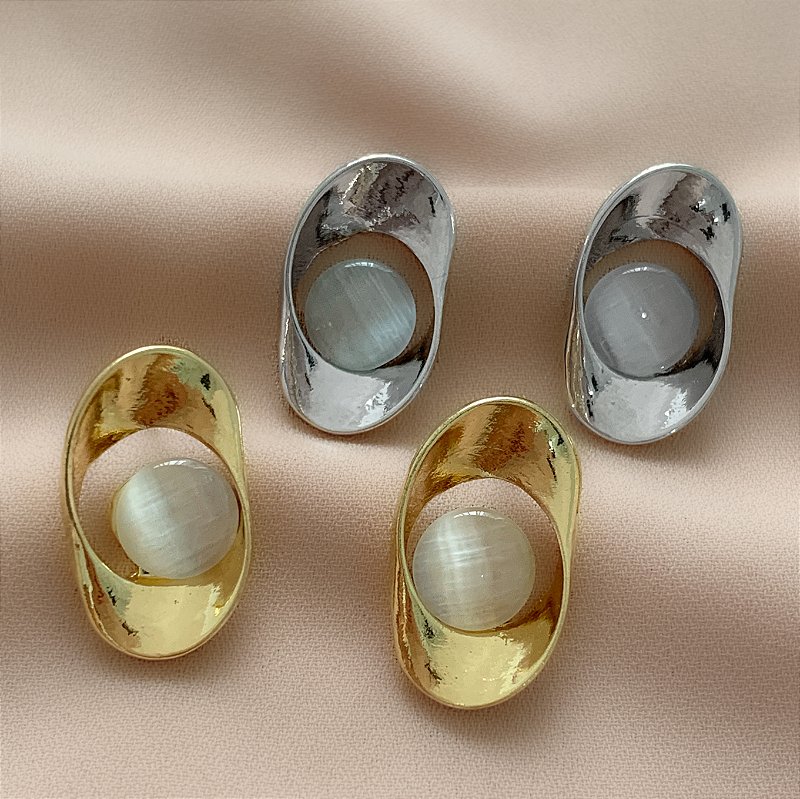 BRINCO FIO ACHATADO TORCIDO DETALHE PEDRA OLHO DE GATO BIJU