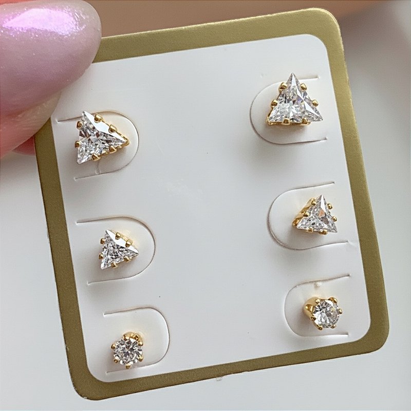 BRINCO KIT TRIÂNGULO PONTO DE LUZ FOLHEADO A OURO 18K⭐