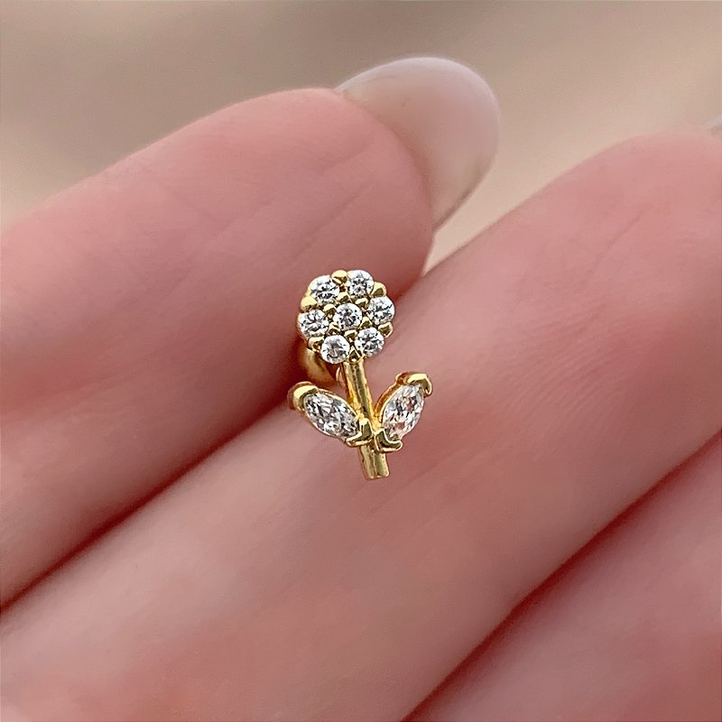PIERCING TRÁGUS/CARTILAGEM FLOR ZIRCÔNIAS 7MM HASTE AÇO 316L FOLHEADO A OURO 18K SEMIJOIA PARA ATUALIZAÇÃO⭐️