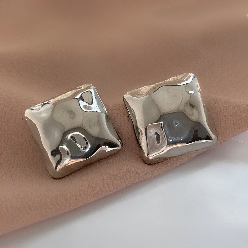 BRINCO QUADRADO MARTELADO AÇO 316L⭐️