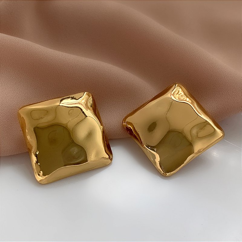 BRINCO QUADRADO MARTELADO DOURADO AÇO 316L ⭐️
