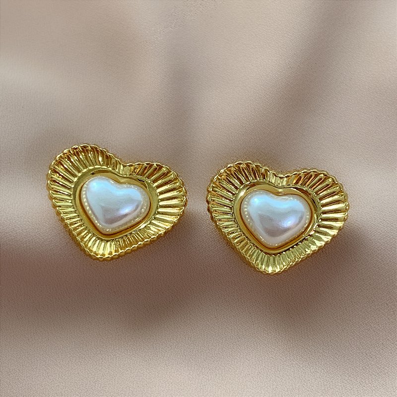 BRINCO CORAÇÃO TEXTURIZADO COM PÉROLA DOURADO AÇO 316L ⭐️