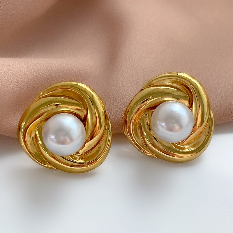 BRINCO NÓ COM PÉROLA DOURADO AÇO 316L ⭐️