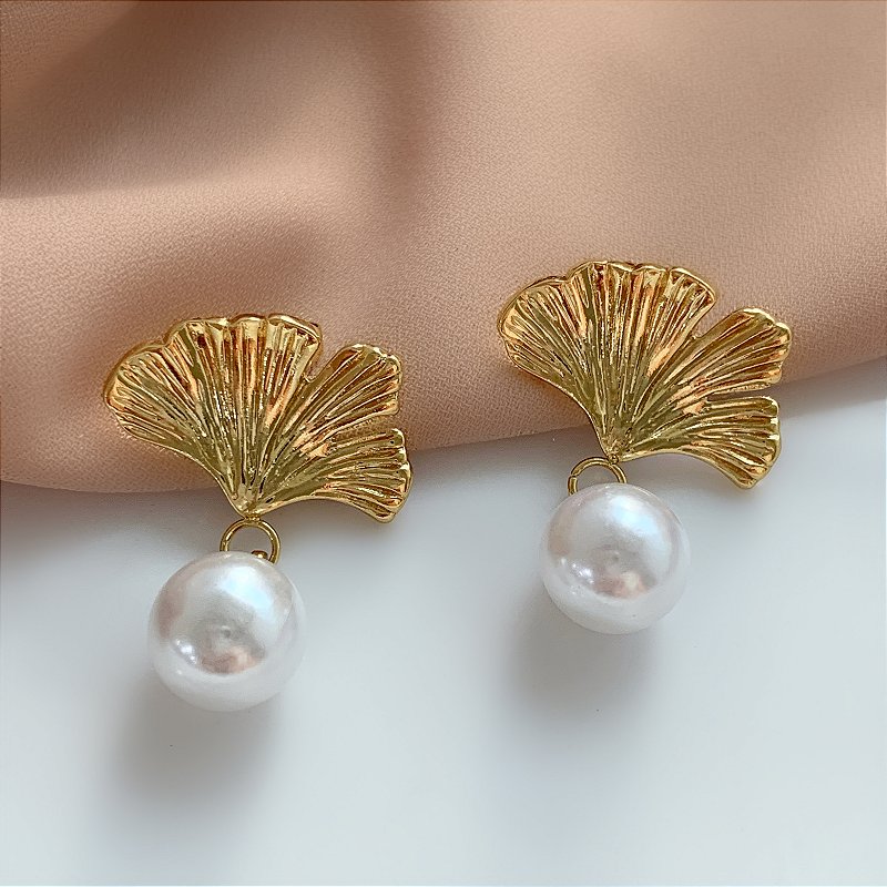 BRINCO LEQUE COM PÉROLA PENDENTE DOURADO AÇO 316L ⭐️