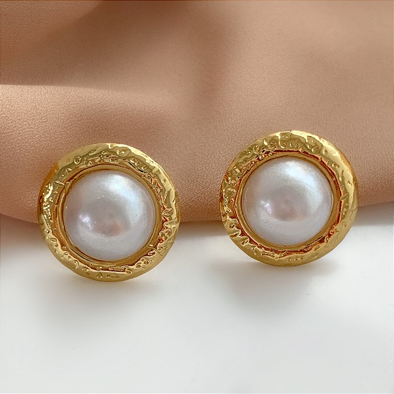 BRINCO REDONDO TEXTURIZADO COM PÉROLA DOURADO AÇO 316L⭐️