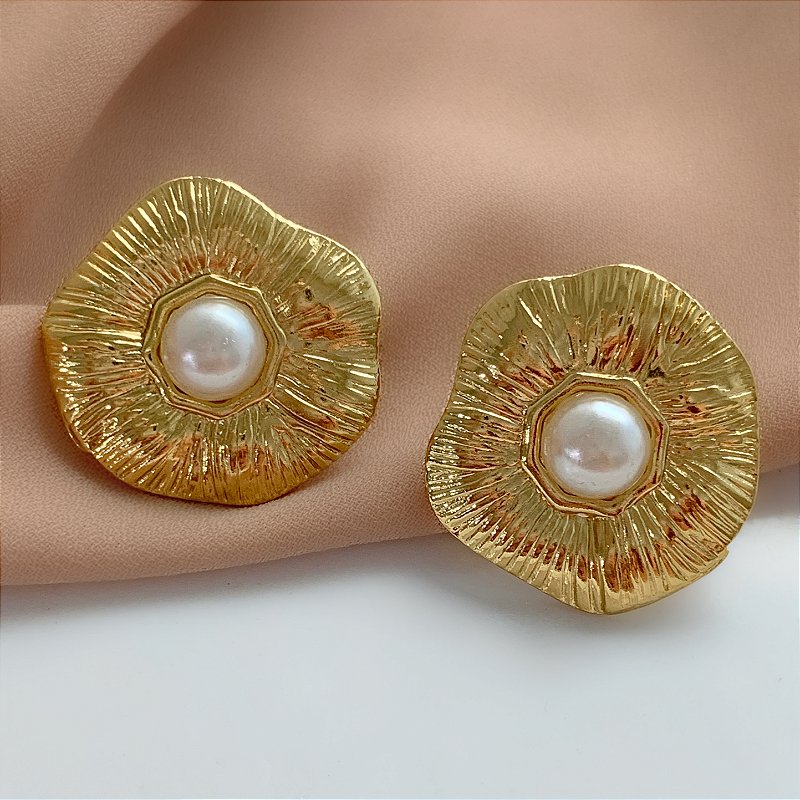 BRINCO FLOR ORGÂNICA RISCADA DOURADO AÇO 316L⭐️