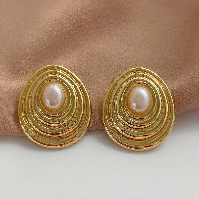 BRINCO OVAL PÉROLA CENTRAL DOURADO AÇO 316L⭐️