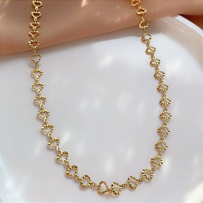 COLAR MINI CORAÇÕES VAZADOS TEXTURIZADOS DOURADO AÇO 316L⭐️