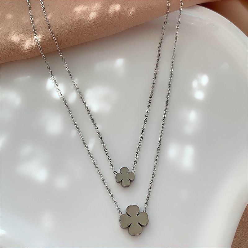 COLAR DUPLO TREVOS LISOS AÇO 316L⭐️