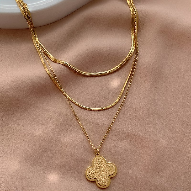 COLAR TRIPLO CORRENTES DIVERSAS PINGENTE TREVO TEXTURIZADO DOURADO AÇO 316L⭐️