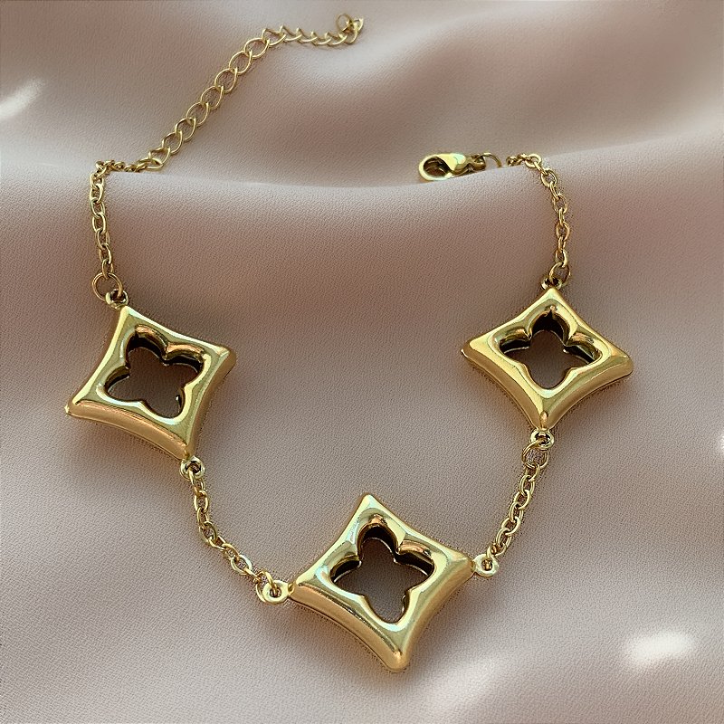 PULSEIRA DETALHES QUADRADOS TREVOS VAZADOS DOURADO AÇO 316L⭐️