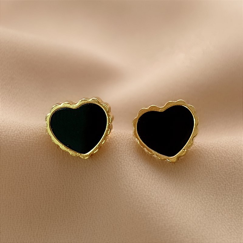 BRINCO CORAÇÃO RESINADO PRETO BORDA ONDULADA DOURADO AÇO 316L⭐️