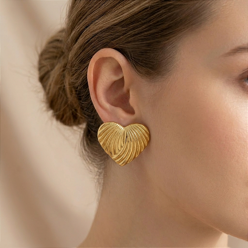 BRINCO CORAÇÃO RISCADO DESENHADO DOURADO AÇO 316L⭐️